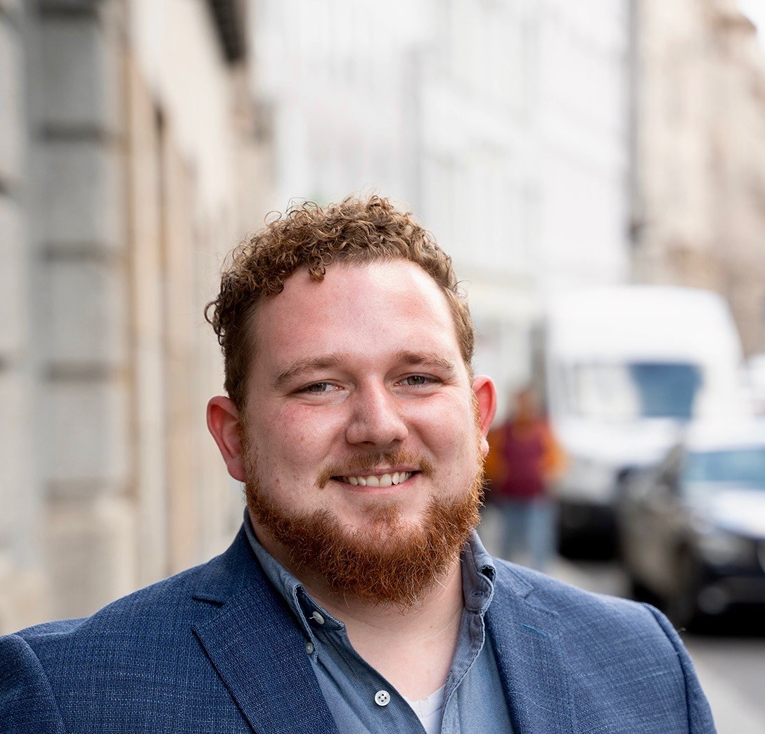 Jonas Katthage verstärkt die awicontaxGroup als Berater für Pflege- und Heilmittelerbringer